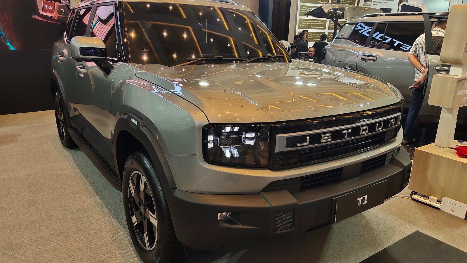 JETOUR T1 visto desde su lado delantero derecho en el salón GIIAS 2026 de Bandung, Indonesia