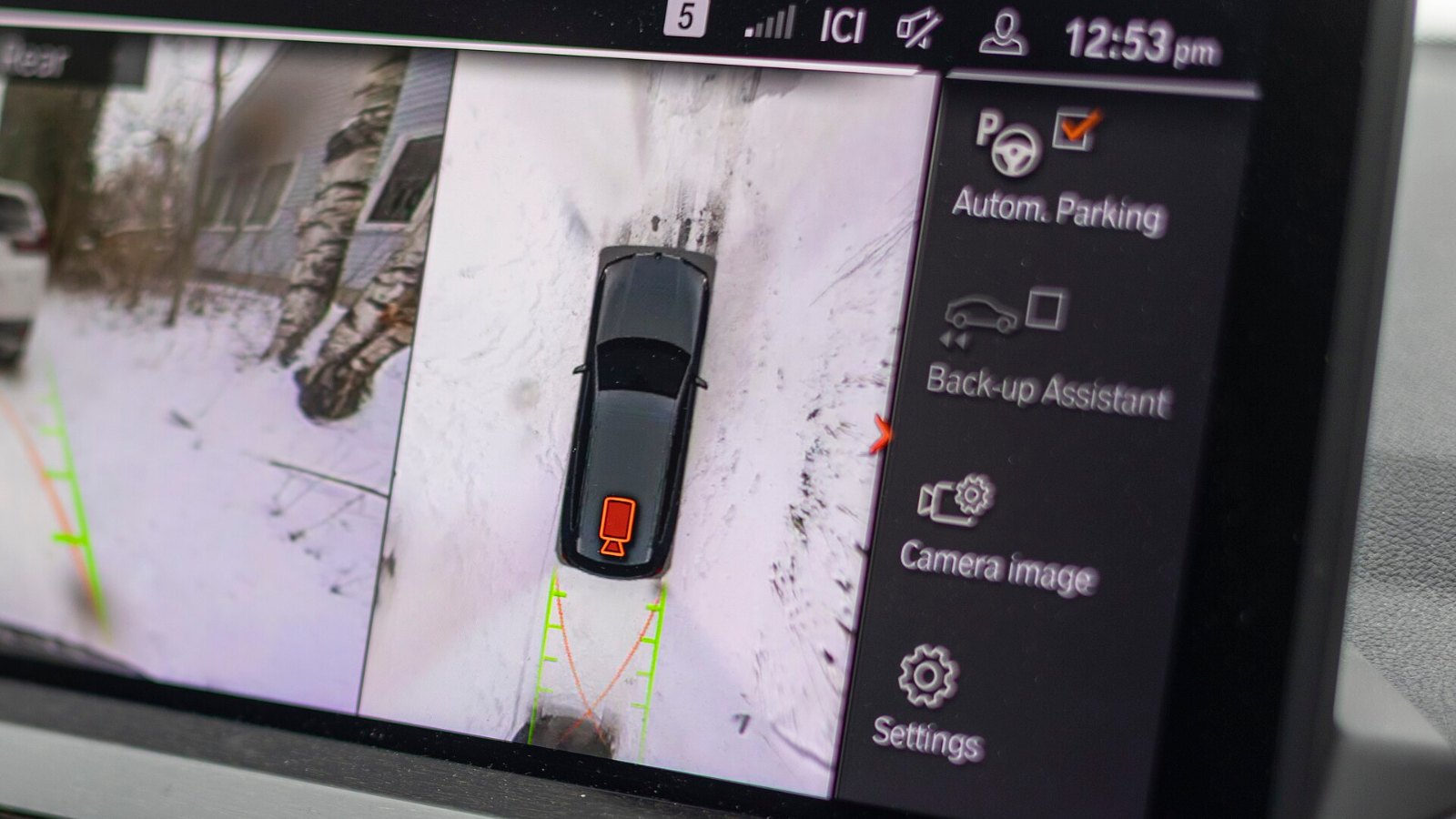 Pantalla de un vehículo con la vista combinada de cámaras de 360° para estacionar