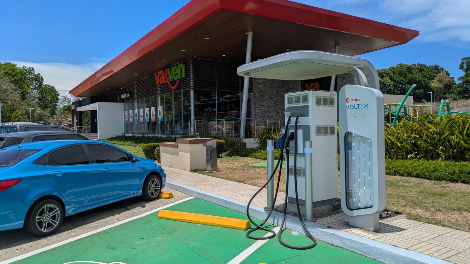 Estación de carga para autos eléctricos en una gasolinera de la carretera Panamericana en Panamá