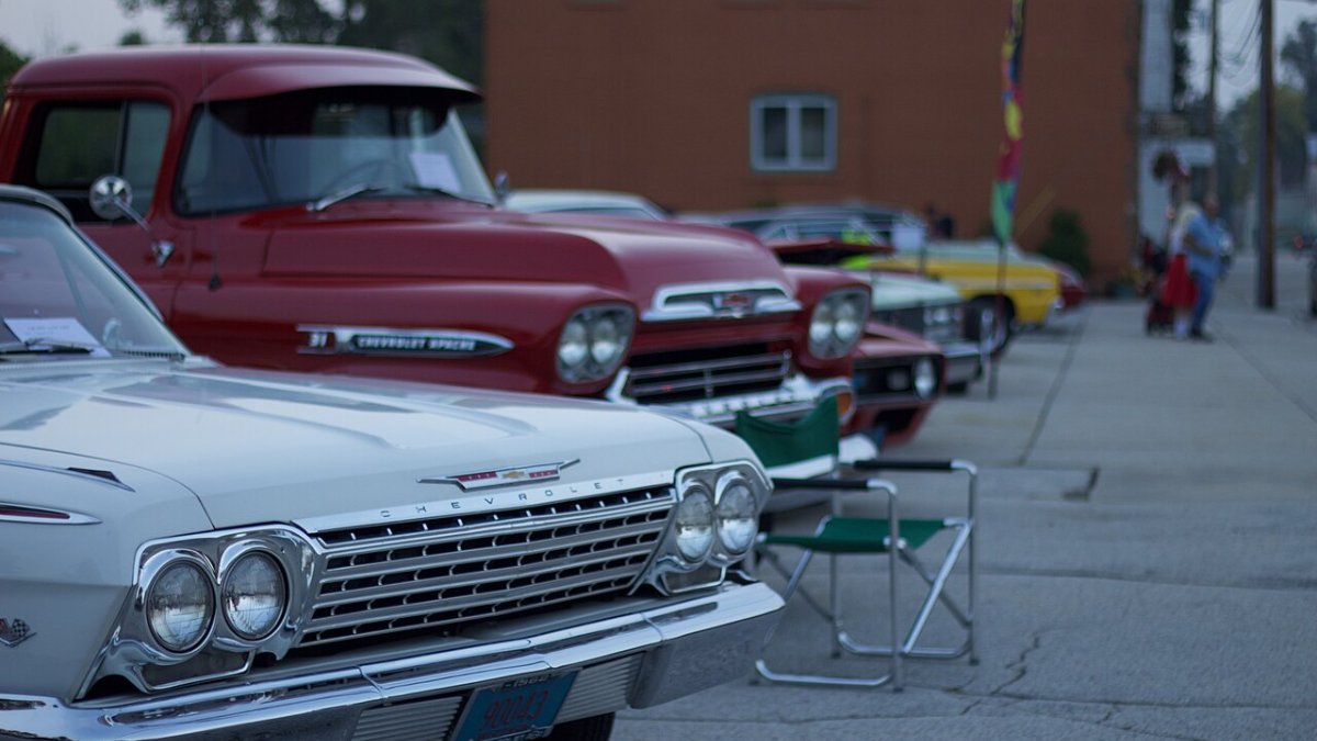 Autos clásicos estacionados en fila durante una exhibición de autos al aire libre