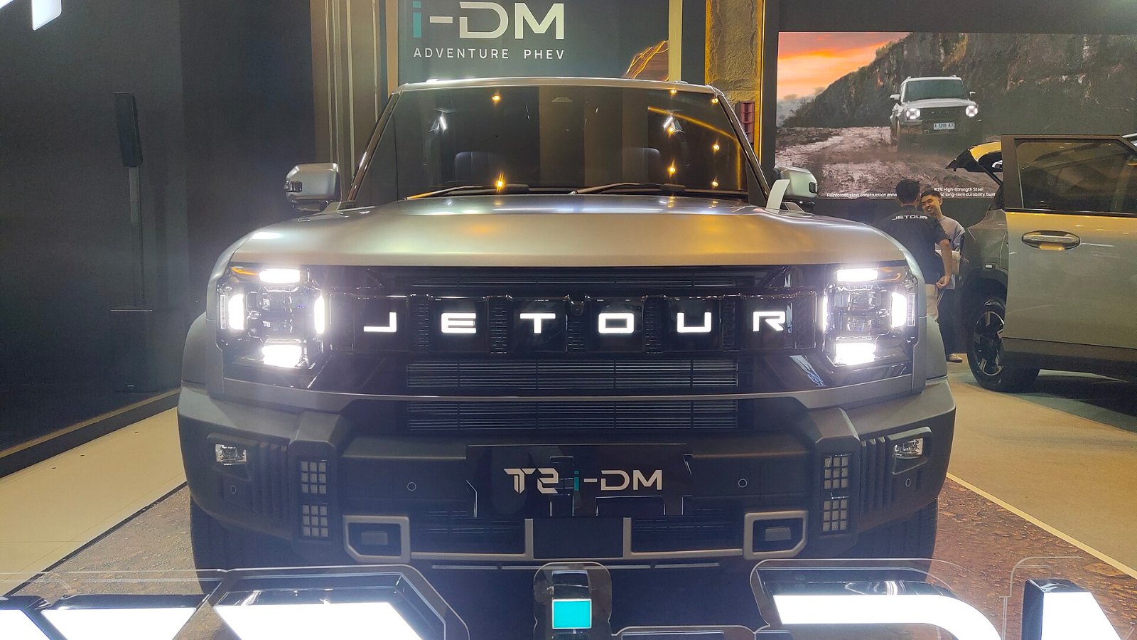 Vista frontal de un JETOUR T2 i-DM híbrido enchufable en el salón GIIAS de Bandung