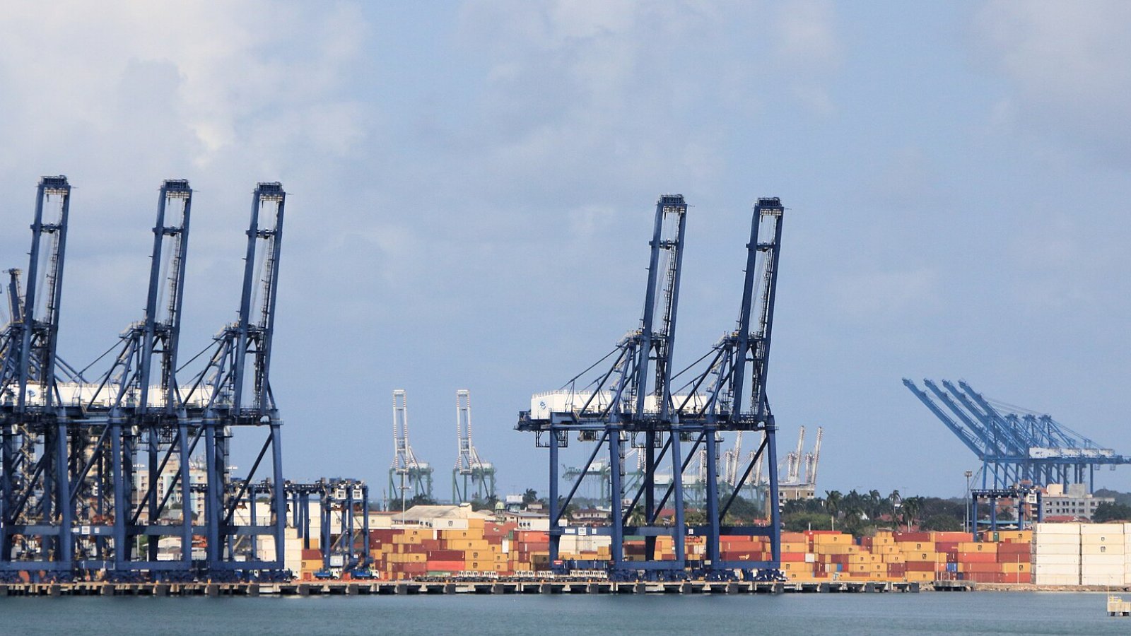 Grúas de contenedores en un muelle del puerto de Colón, Panamá, a la espera de un buque