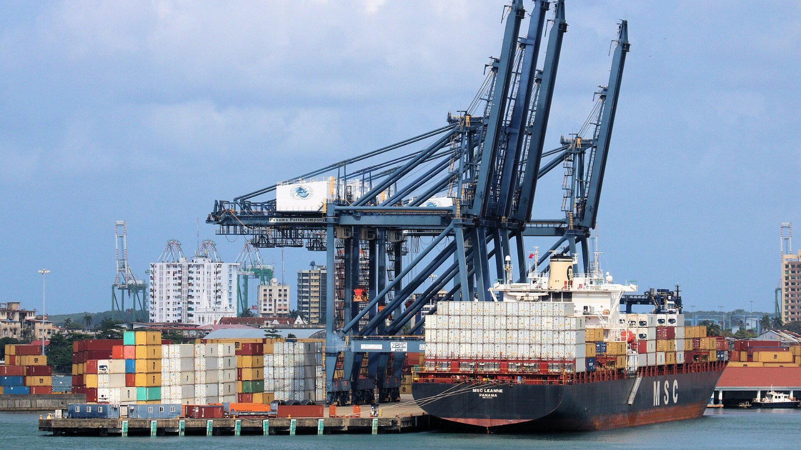 Buque portacontenedores MSC Leanne atracado en el puerto de contenedores de Colón, Panamá