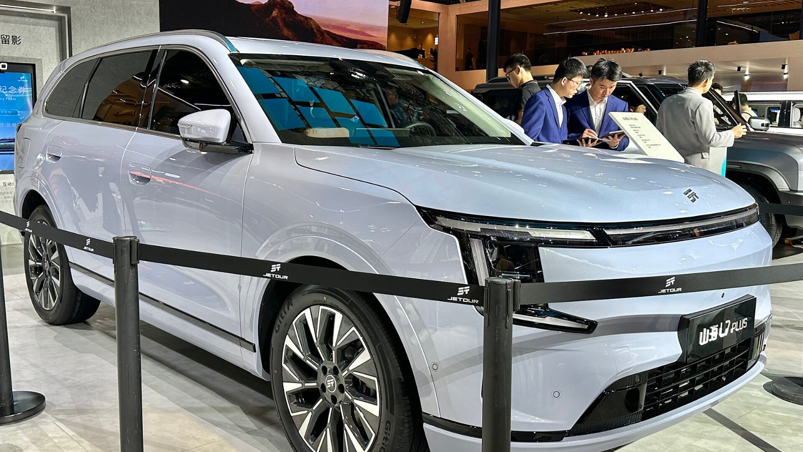 SUV JETOUR Shanhai L7 PLUS azul de la versión 2025 expuesto en el Salón del Automóvil de Shanghái