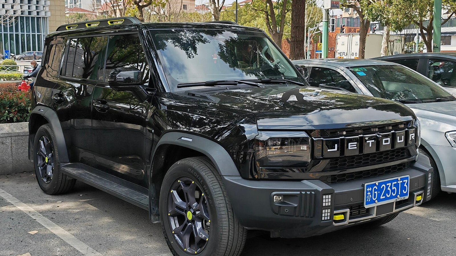 SUV Jetour Traveller negro estacionado, vista frontal de tres cuartos, ejemplo de vehículo con tracción total