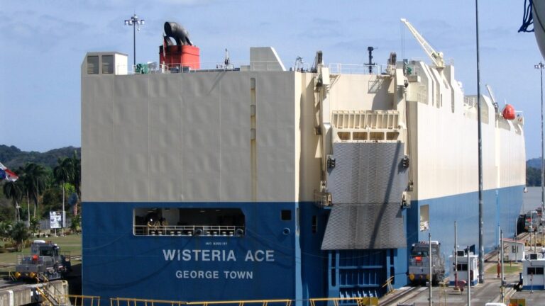 Buque portavehículos Wisteria Ace en las esclusas de Pedro Miguel, Canal de Panamá