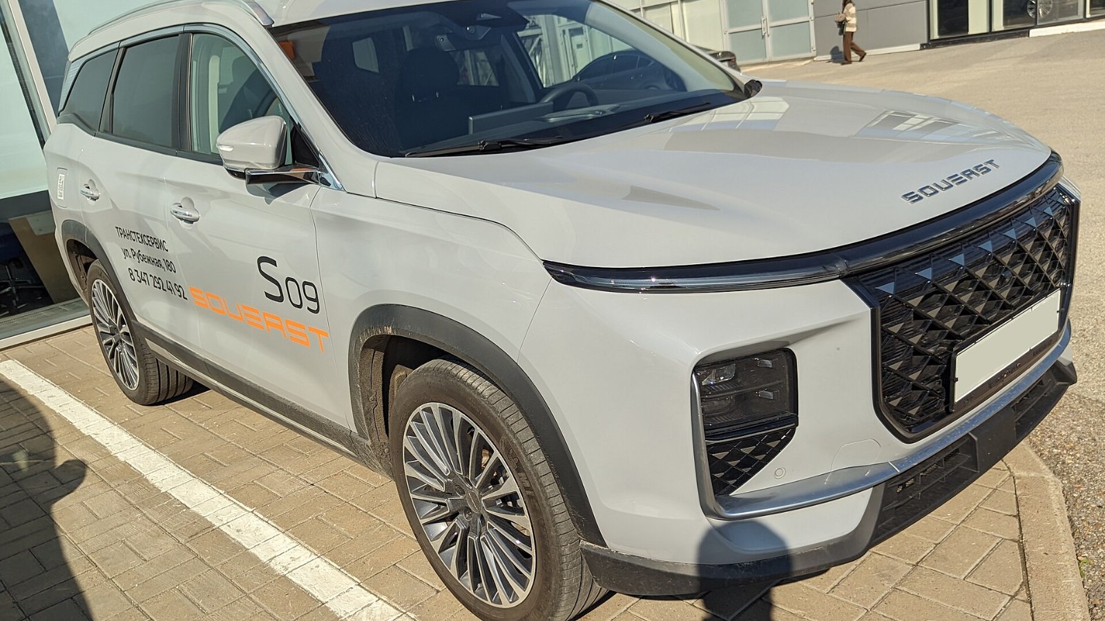 SUV SOUEAST S09 de color gris, vista frontal