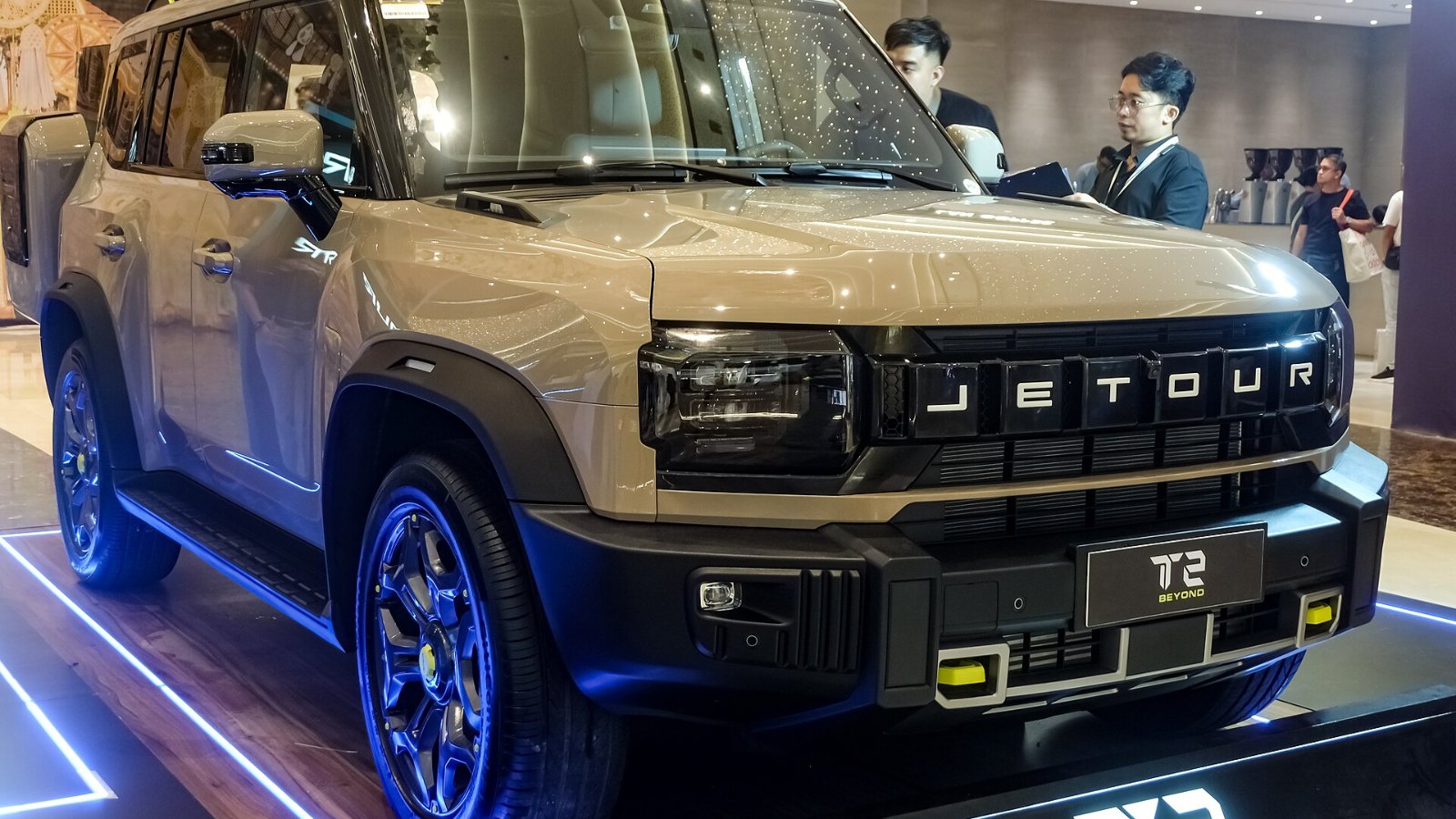 JETOUR T2 2.0T con tracción XWD en color beige, estacionado en un centro comercial