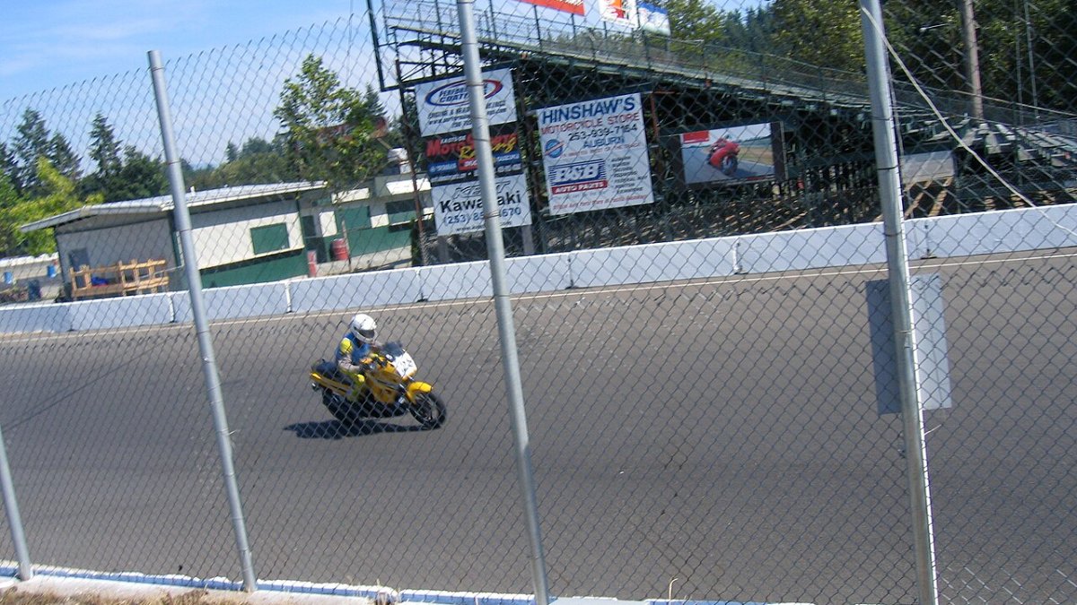 Piloto de motocicleta rodando en la pista durante un Track Day